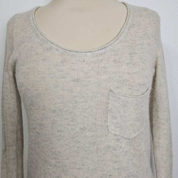 Qi Featherweight Scoopneck Cashmere Pocket Sweater in Heathered Cream Size XS - Picture 3 of 12